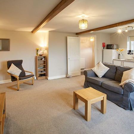 Host & Stay - Cosy Cottage Emley Exterior photo